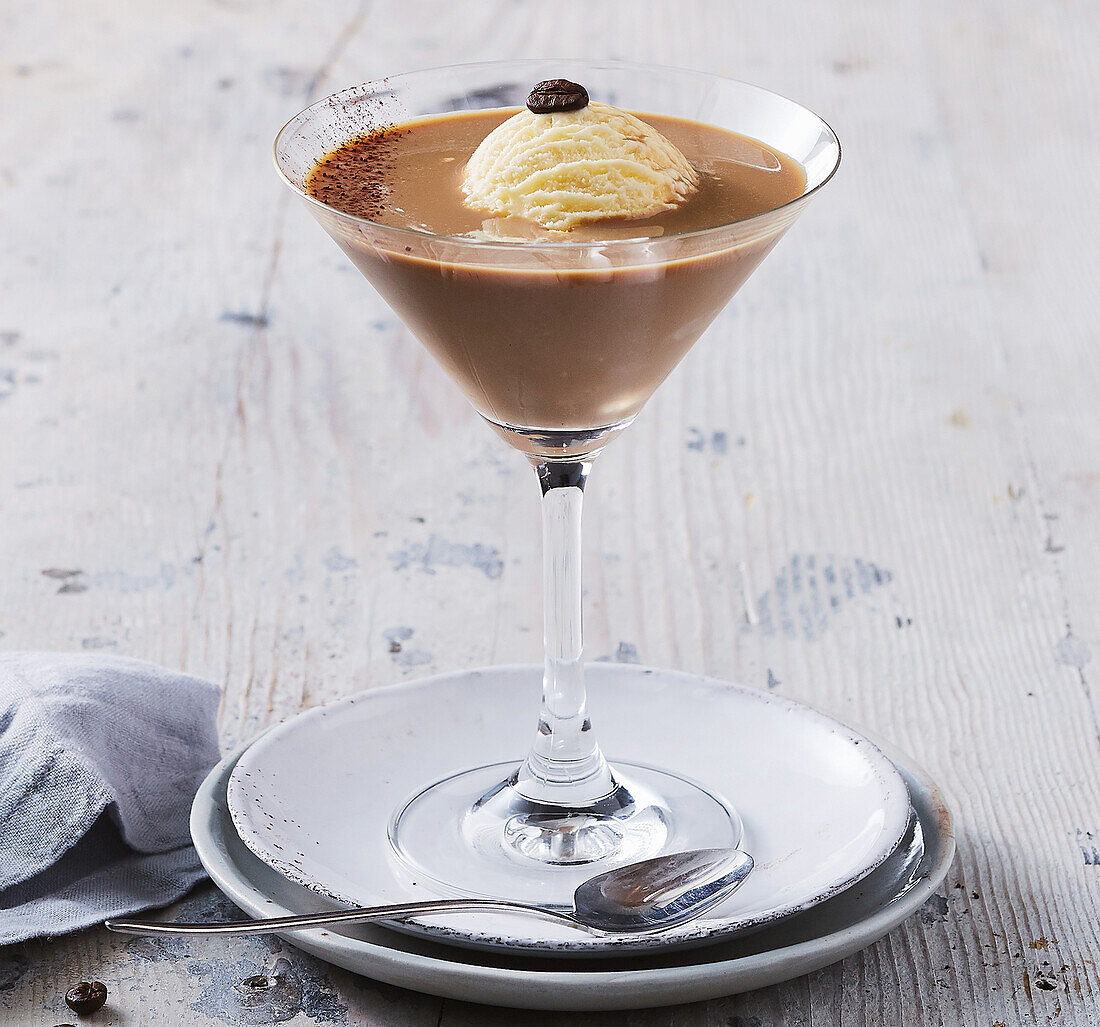 Affogato Espresso Martini mit Vanilleeis