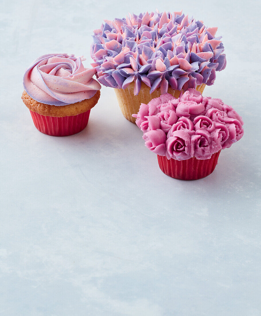 Cupcakes mit bunter Buttercreme-Blüten-Dekoration