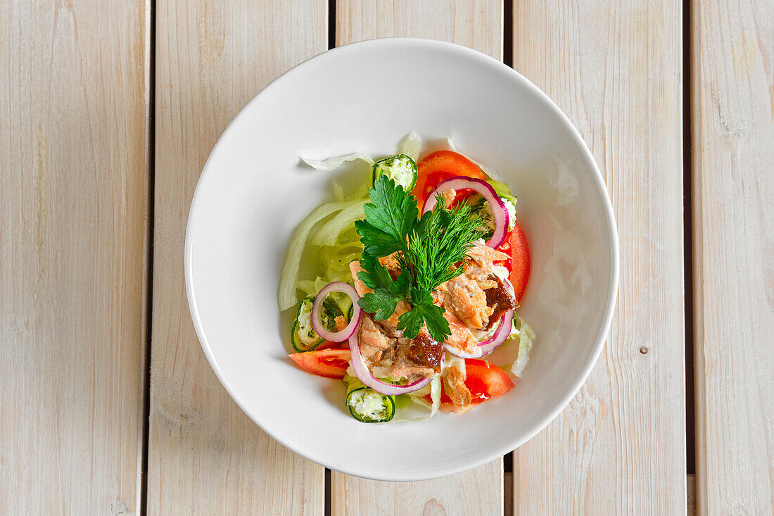 Salat mit Lachs und gefüllten Zucciniröllchen