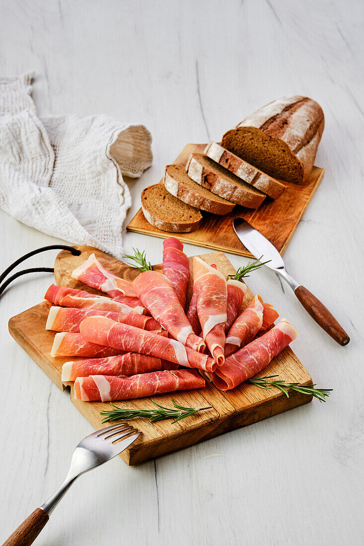 Rohschinken in Röllchen mit Roggenbrot