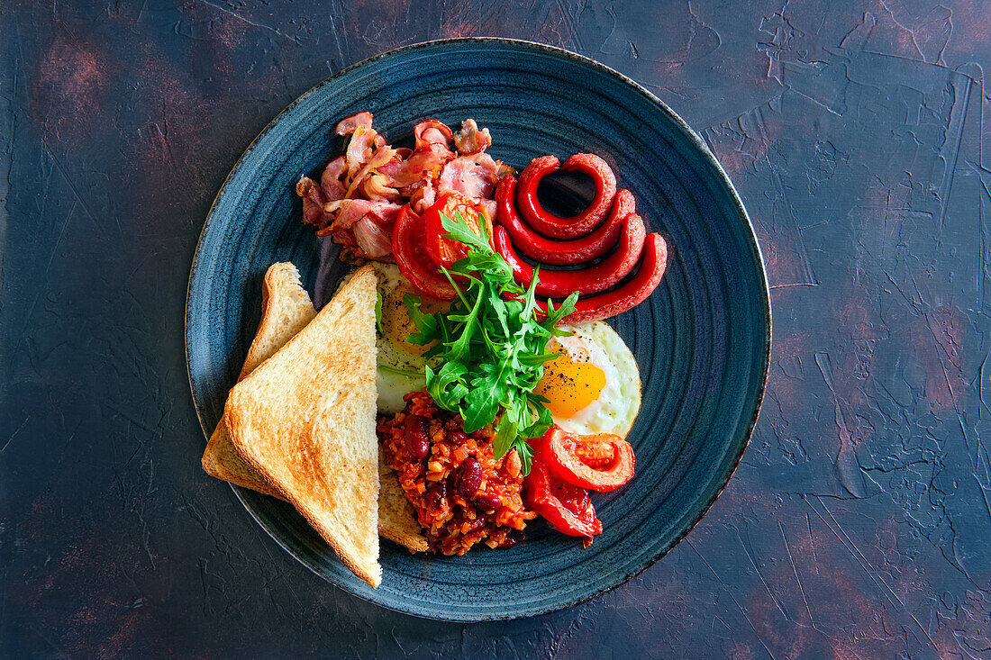 Englisches Frühstück mit Eiern, Wurst und Toast