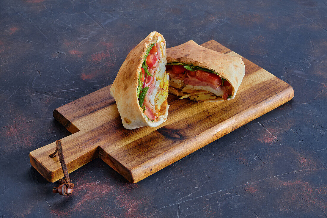 Pita bread filled with ham, tomato and omelette