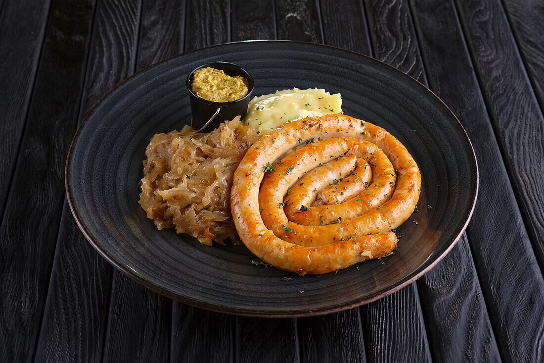 Hausgemachte Wurst mit geschmortem Kohl und Kartoffelpüree