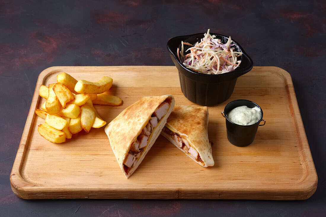 Quesadilla mit Pommes und Krautsalat