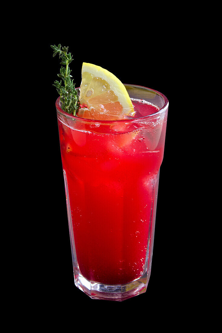 Cranberry-Limonade mit Zitronenscheibe und Thymian