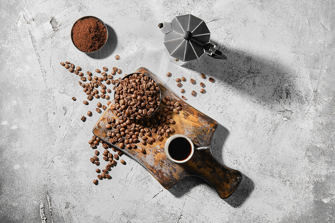 Espressotasse mit Kaffeebohnen und Mokkakanne