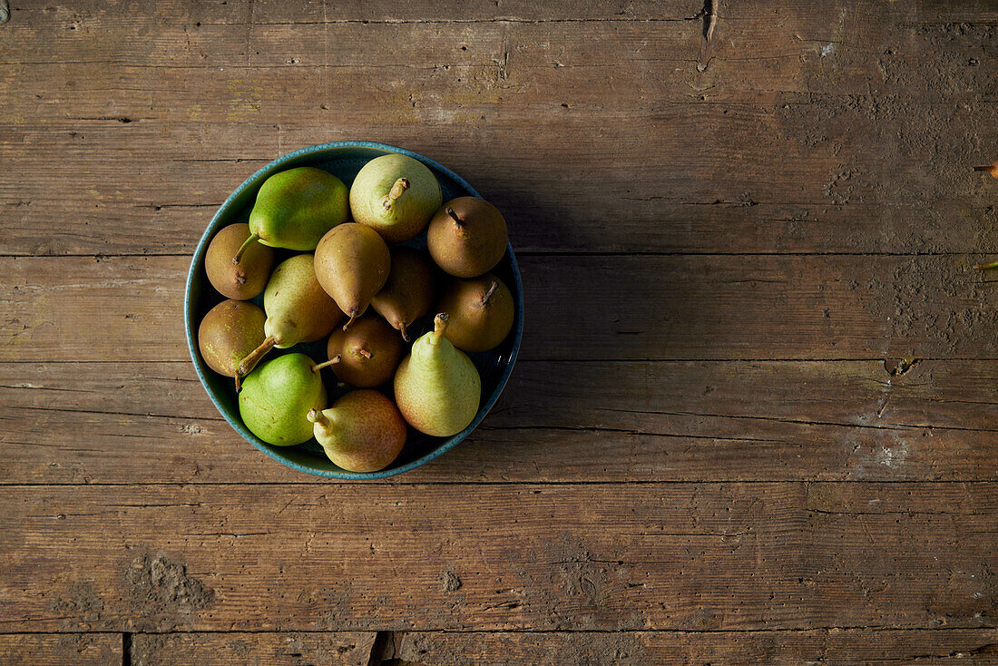 Different types of pears in a bowl