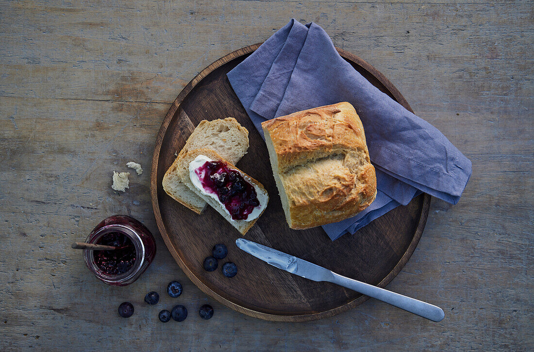 Brioche mit Blaubeermarmelade