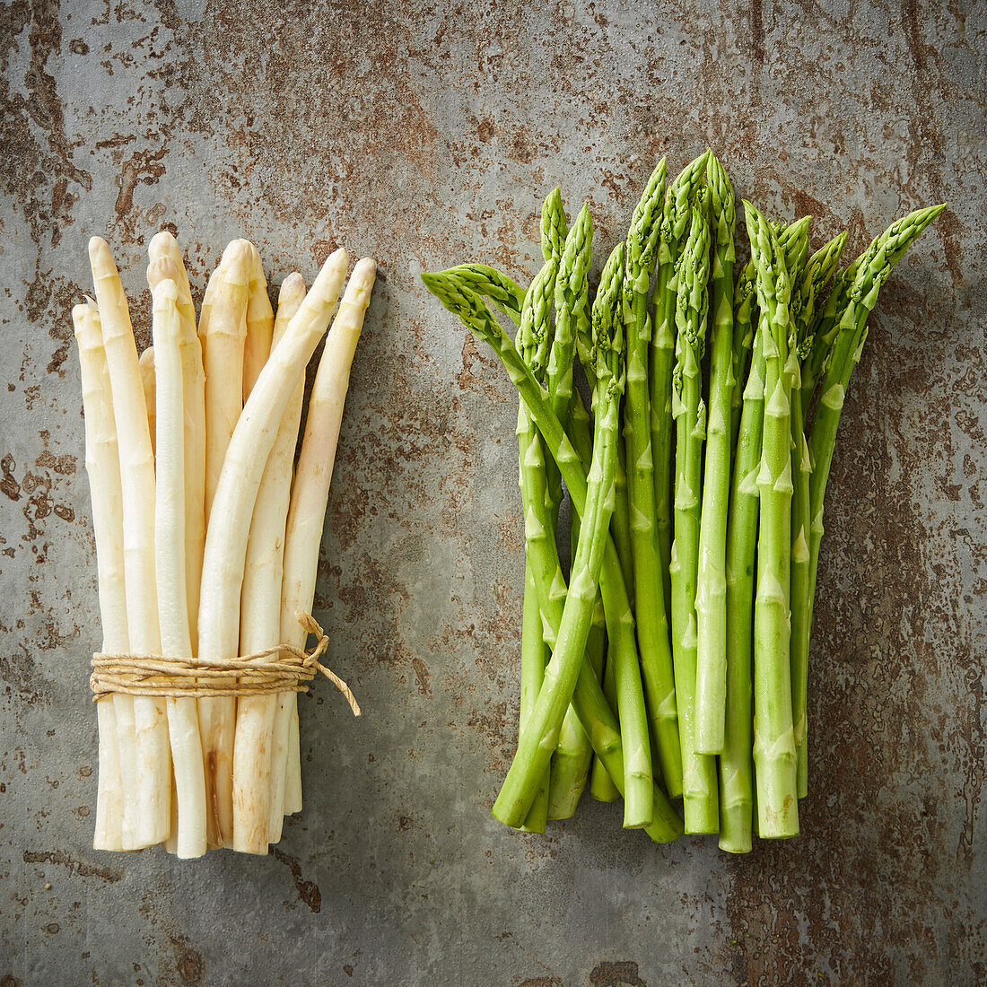 Bund weißer und grüner Spargel