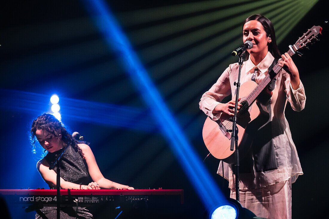 Valeria Castro, Gewinnerin der Preise für den besten Nachwuchskünstler und das beste Roots-Musik-Album, tritt live bei den MIN Independent Music Awards 2024 in Zaragoza, Spanien, auf.