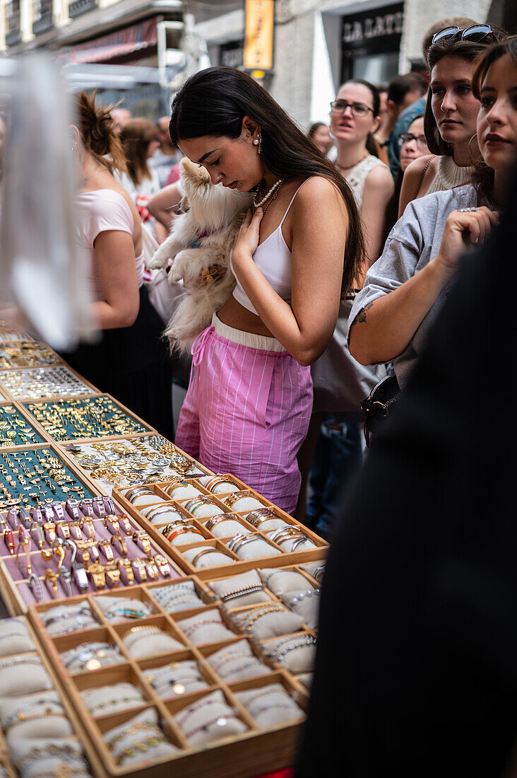 El Rastro in La Latina, Madrids ältester und berühmtester Straßenmarkt, Spanien