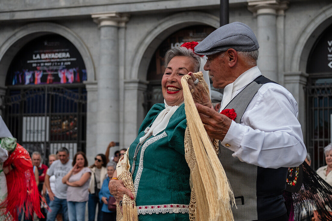 Ältere Tänzerinnen und Tänzer tanzen die traditionellen Chotis während der San-Isidro-Feierlichkeiten in Madrid, Spanien