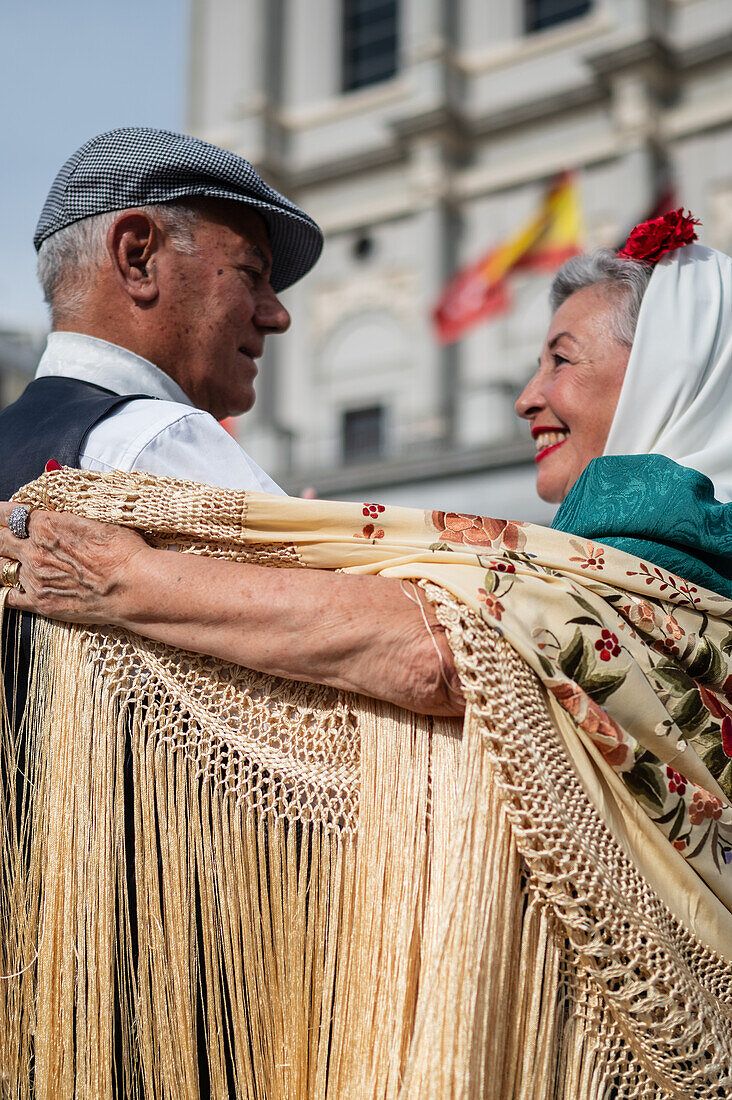 Ältere Tänzerinnen und Tänzer tanzen die traditionellen Chotis während der San-Isidro-Feierlichkeiten in Madrid, Spanien