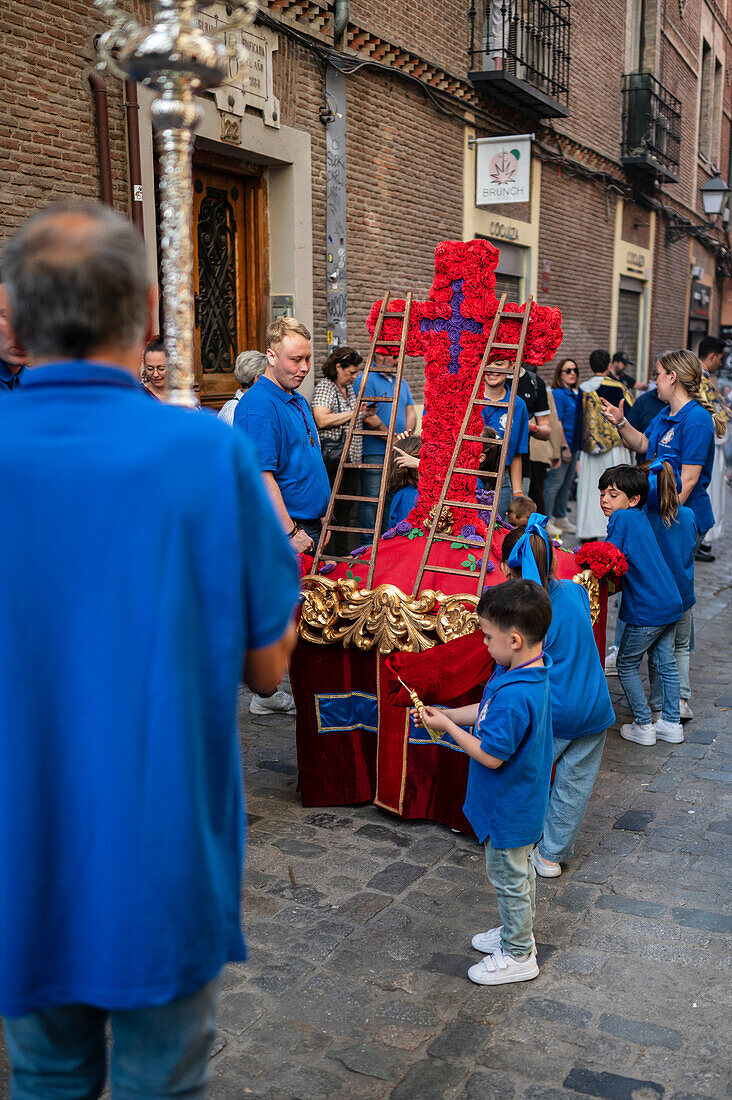 Zehnte Abfahrt des Cruz de Mayo, der Maikreuzprozession der Bruderschaft Jesus el Pobre, Madrid, Spanien.