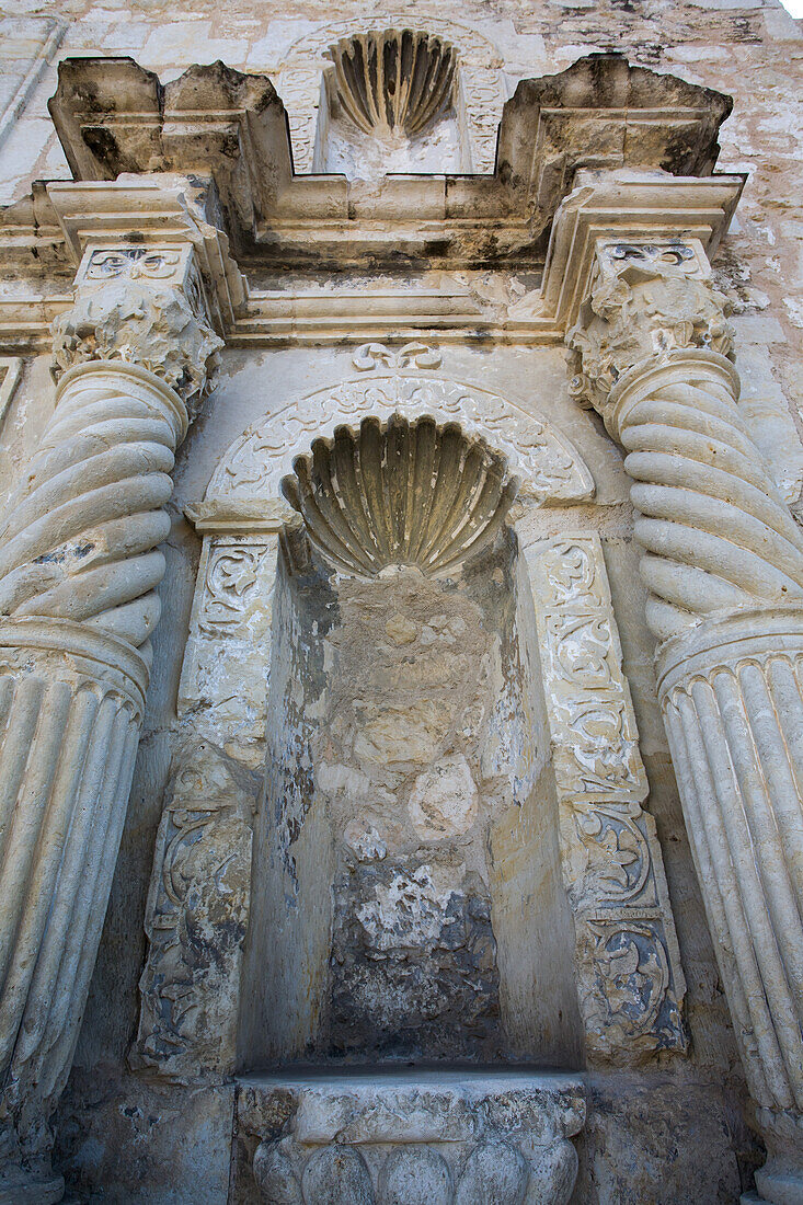 Detail an der Fassade des Alamo, dem Schauplatz der berühmten Schlacht um die Unabhängigkeit von Texas im Jahr 1836. San Antonio, Texas. Das Alamo war eine ehemalige spanische Kolonialmission.