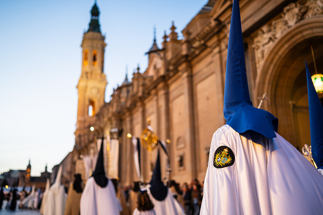 Prozession zur Verkündigung der Karwoche, die den Beginn der neun Tage der Passion auf der Plaza del Pilar in Zaragoza, Spanien, symbolisiert