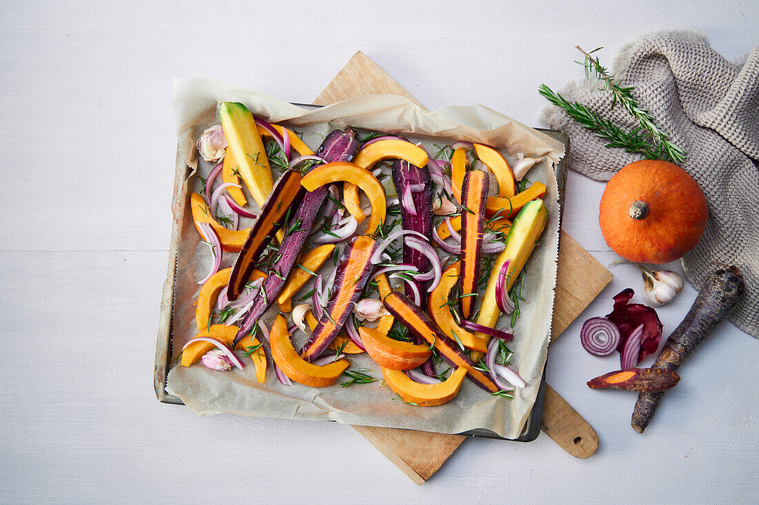 Hokkaido mit Urmöhren, Zwiebeln und Knoblauch vom Blech