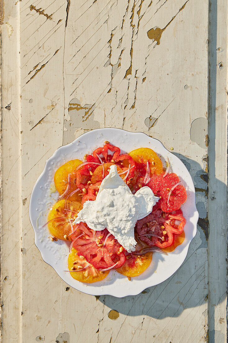 Bunter Tomatensalat mit Burrata und roten Zwiebeln