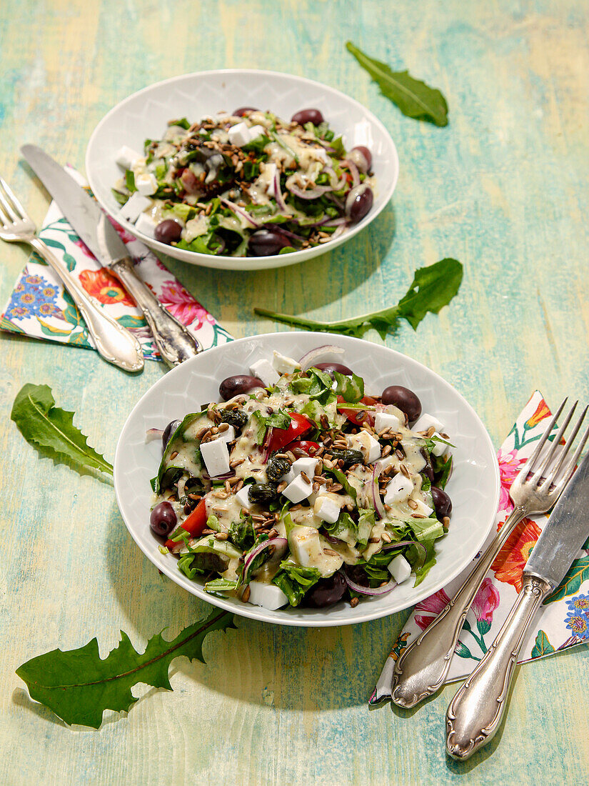 Löwenzahnsalat mit Oliven und Feta