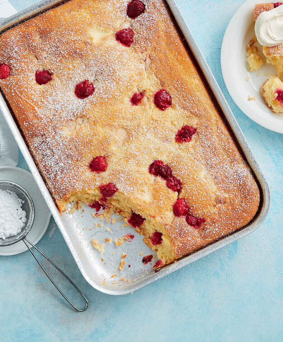 Weißer-Schokoladen-Blechkuchen mit Himbeeren