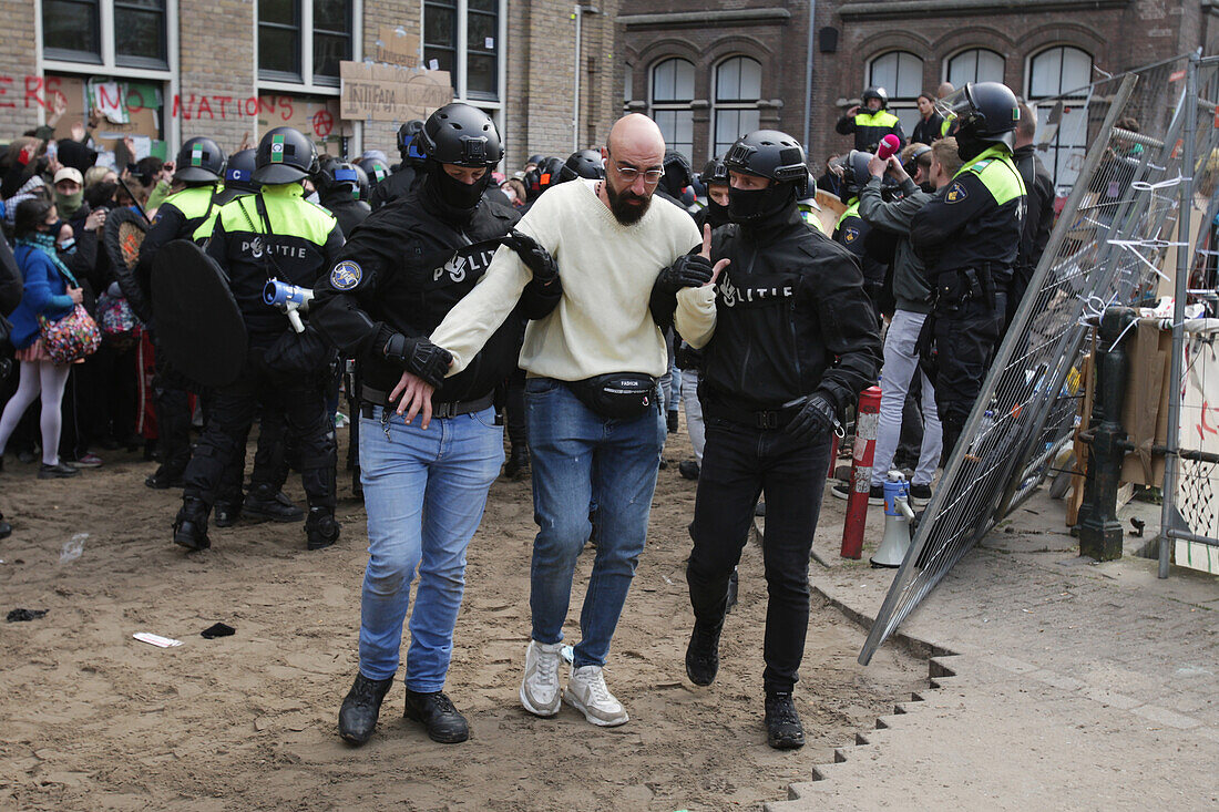 Dutch anti-riot police break through barricades set by students pro-Palestinian protest against the ongoing conflict Israel and the Palestinian at the University of Amsterdam on May 8, 2023 in Amsterdam,Netherlands.