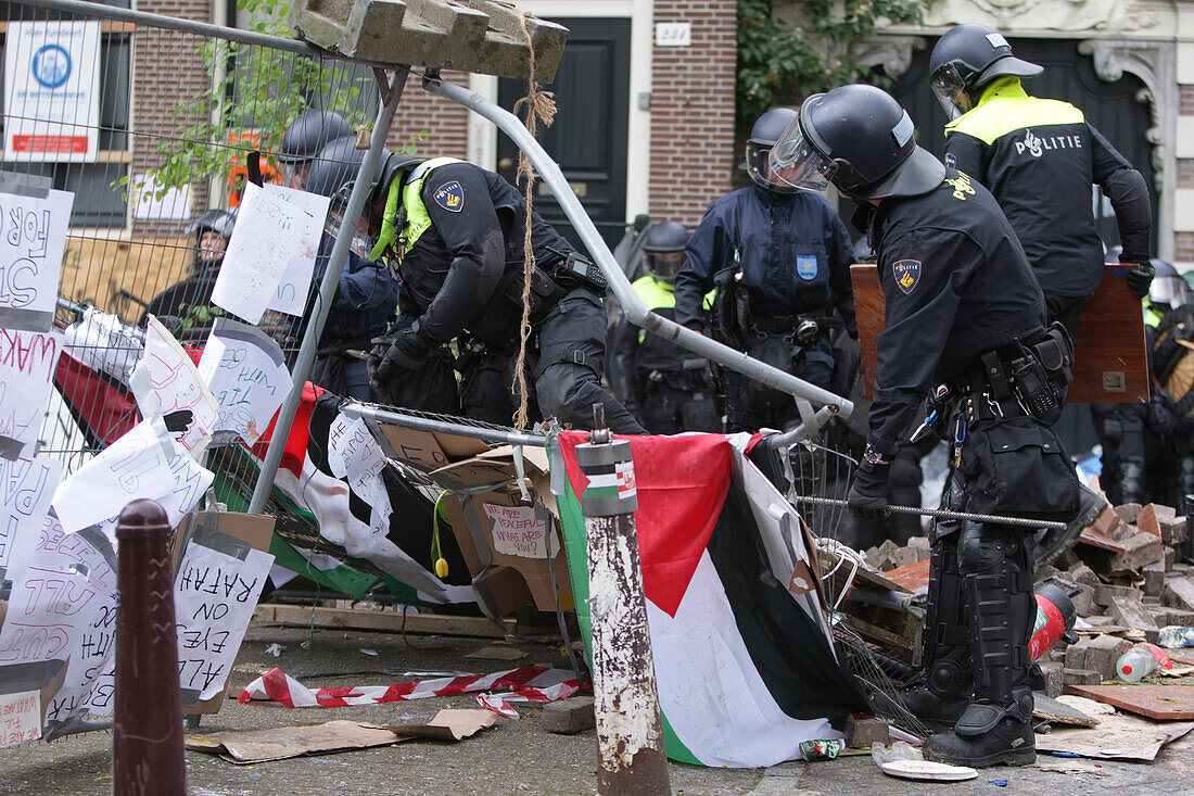 Niederländische Anti-Riot-Polizei durchbricht Barrikaden, die von pro-palästinensischen Studenten errichtet wurden, die gegen den anhaltenden Konflikt zwischen Israel und den Palästinensern an der Universität von Amsterdam protestieren, am 8. Mai 2023 in Amsterdam, Niederlande.