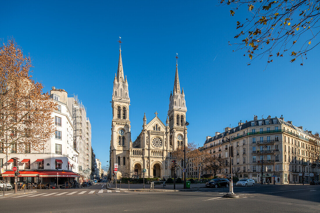 Die Kirche Saint-Ambroise steht unter einem klaren blauen Himmel inmitten der Pariser Architektur.