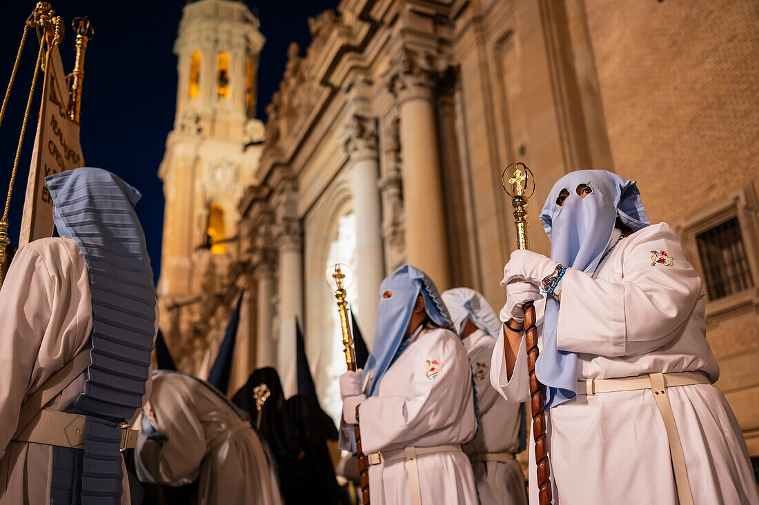 Prozession zur Verkündigung der Karwoche, die den Beginn der neun Tage der Passion auf der Plaza del Pilar in Zaragoza, Spanien, symbolisiert