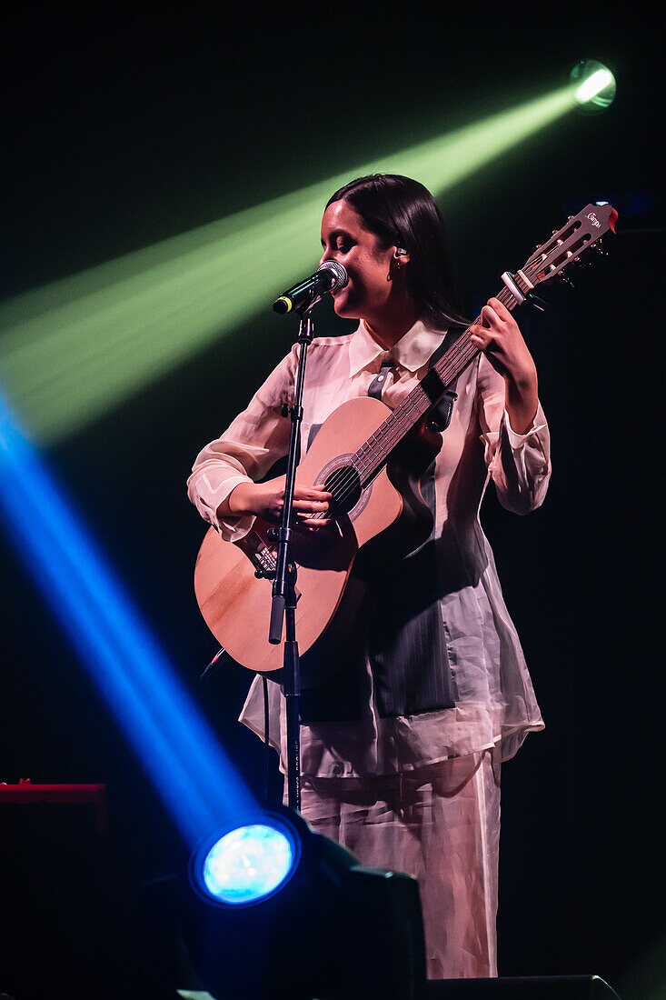 Valeria Castro, Gewinnerin der Preise für den besten Nachwuchskünstler und das beste Roots-Musik-Album, tritt live bei den MIN Independent Music Awards 2024 in Zaragoza, Spanien, auf.