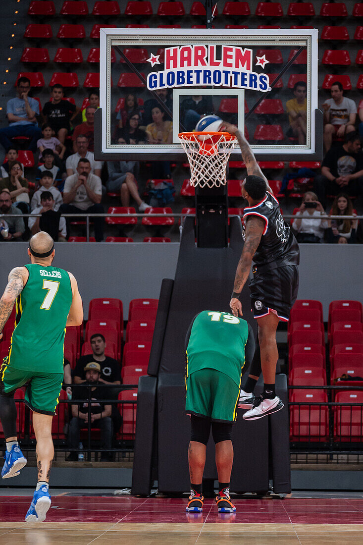 Die Harlem Globetrotters treten im Prinz-Felipe-Pavillon in Zaragoza, Spanien, auf