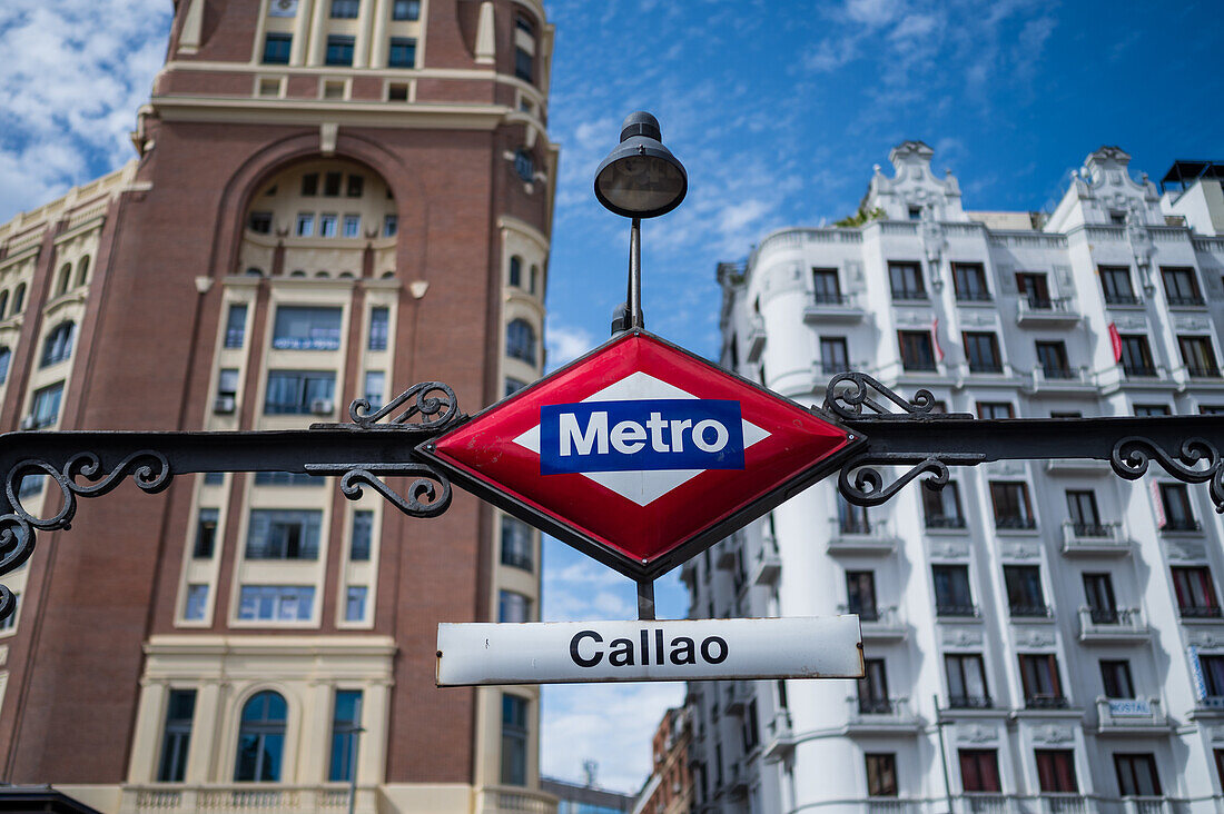 Eingangsschild der Metro Callao in Madrid, Spanien