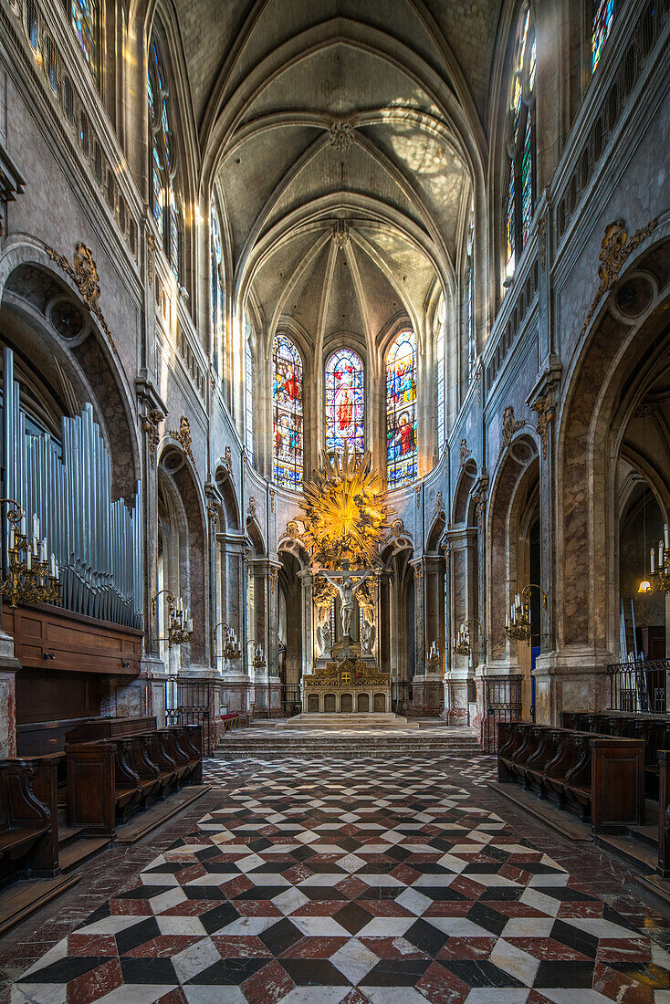 Sonnenlicht strömt in die Kirche Saint Merris und beleuchtet ihre gotische Architektur.