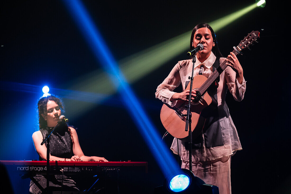 Valeria Castro, Gewinnerin der Preise für den besten Nachwuchskünstler und das beste Roots-Musik-Album, tritt live bei den MIN Independent Music Awards 2024 in Zaragoza, Spanien, auf.