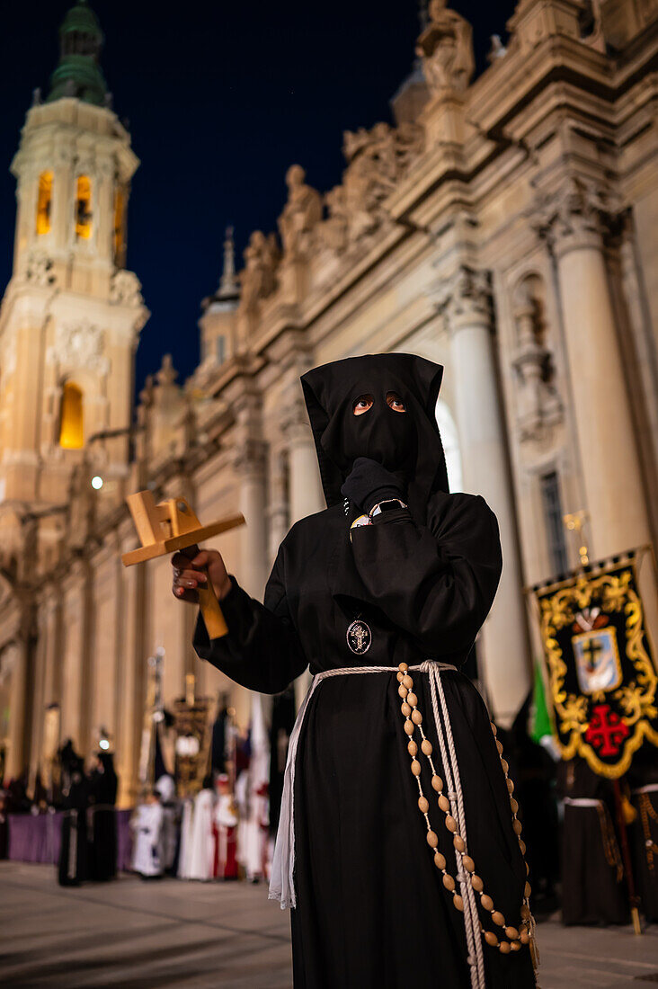 Prozession zur Verkündigung der Karwoche, die den Beginn der neun Tage der Passion auf der Plaza del Pilar in Zaragoza, Spanien, symbolisiert