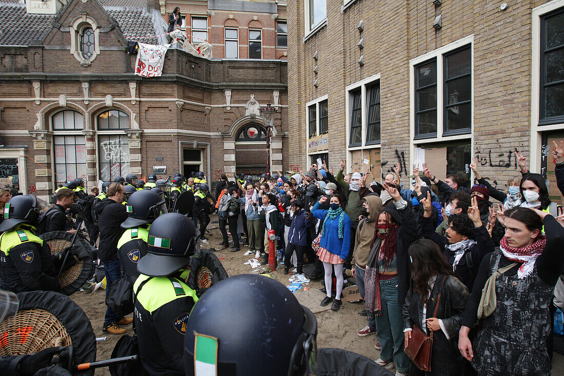 Niederländische Anti-Riot-Polizei durchbricht Barrikaden, die von pro-palästinensischen Studenten errichtet wurden, die gegen den anhaltenden Konflikt zwischen Israel und den Palästinensern an der Universität von Amsterdam protestieren, am 8. Mai 2023 in Amsterdam, Niederlande.