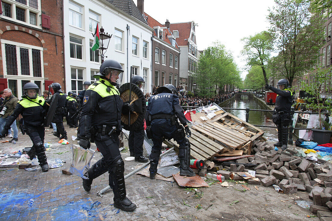 Niederländische Anti-Riot-Polizei durchbricht Barrikaden, die von pro-palästinensischen Studenten errichtet wurden, die gegen den anhaltenden Konflikt zwischen Israel und den Palästinensern an der Universität von Amsterdam protestieren, am 8. Mai 2023 in Amsterdam, Niederlande.