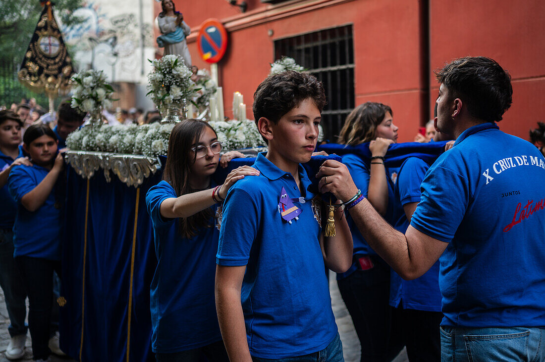 Zehnte Abfahrt des Cruz de Mayo, der Maikreuzprozession der Bruderschaft Jesus el Pobre, Madrid, Spanien.