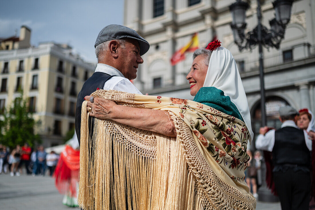 Ältere Tänzerinnen und Tänzer tanzen die traditionellen Chotis während der San-Isidro-Feierlichkeiten in Madrid, Spanien