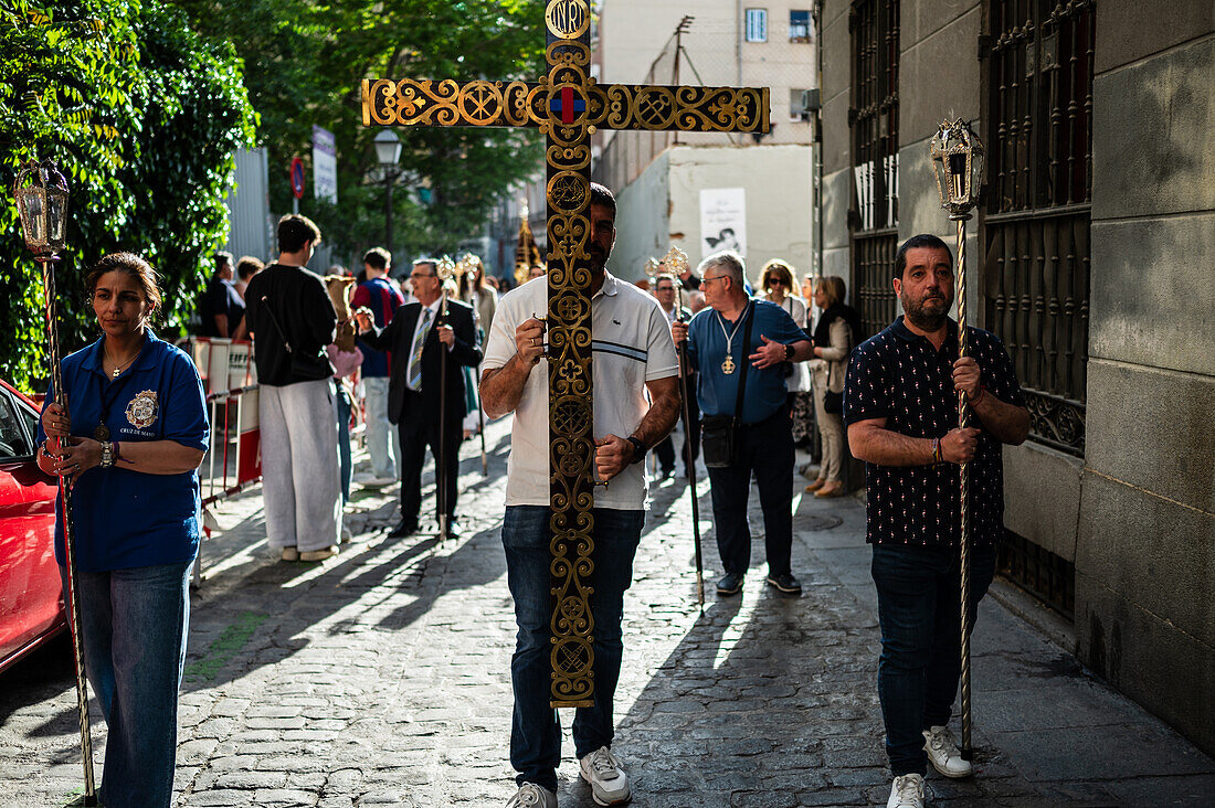 Zehnte Abfahrt des Cruz de Mayo, der Maikreuzprozession der Bruderschaft Jesus el Pobre, Madrid, Spanien.