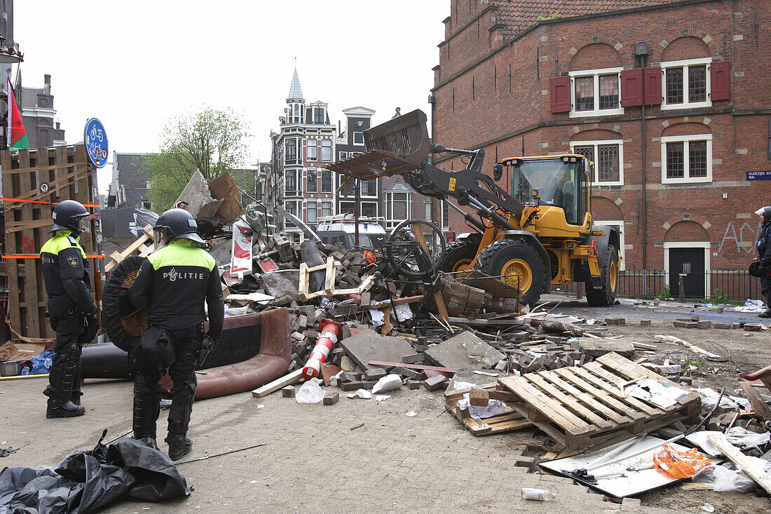 Dutch anti-riot police break through barricades set by students pro-Palestinian protest against the ongoing conflict Israel and the Palestinian at the University of Amsterdam on May 8, 2023 in Amsterdam,Netherlands.