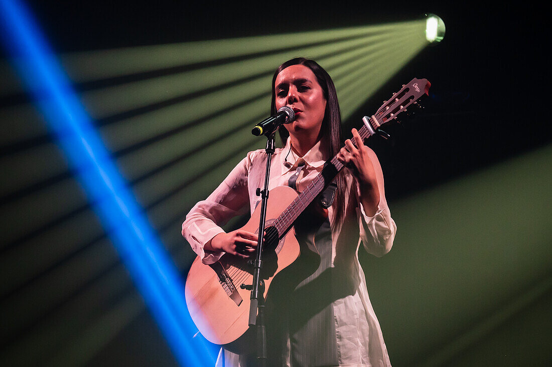 Valeria Castro, Gewinnerin der Preise für den besten Nachwuchskünstler und das beste Roots-Musik-Album, tritt live bei den MIN Independent Music Awards 2024 in Zaragoza, Spanien, auf.