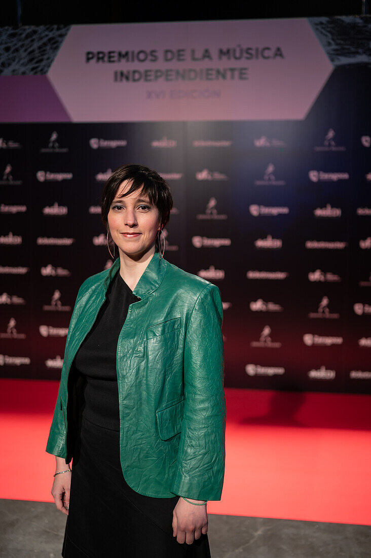 Silvia Nogales auf dem roten Teppich bei den MIN Independent Music Awards 2024, Zaragoza, Spanien