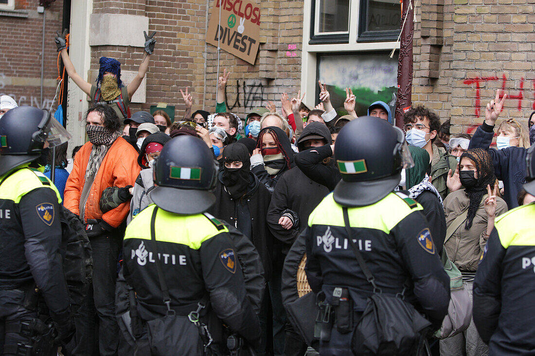 Niederländische Anti-Riot-Polizei durchbricht Barrikaden, die von pro-palästinensischen Studenten errichtet wurden, die gegen den anhaltenden Konflikt zwischen Israel und den Palästinensern an der Universität von Amsterdam protestieren, am 8. Mai 2023 in Amsterdam, Niederlande.