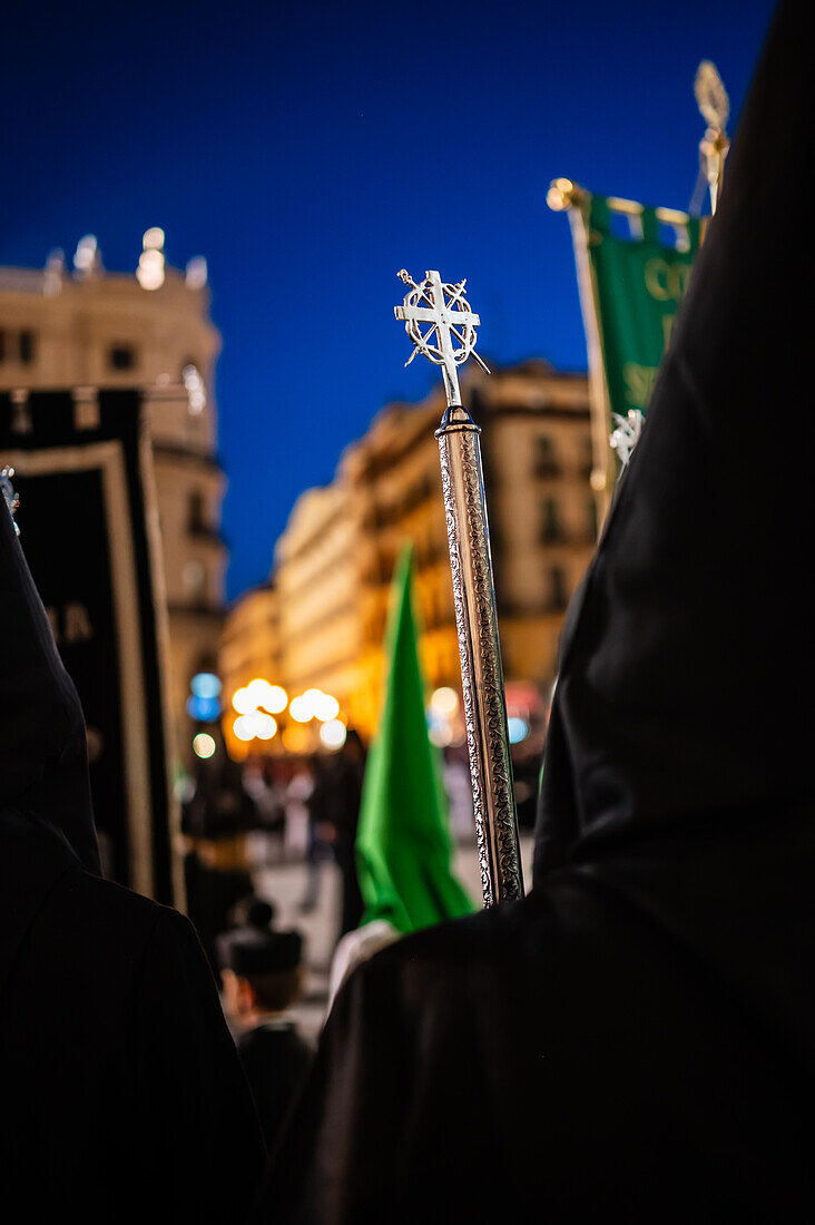 Prozession zur Verkündigung der Karwoche, die den Beginn der neun Tage der Passion auf der Plaza del Pilar in Zaragoza, Spanien, symbolisiert