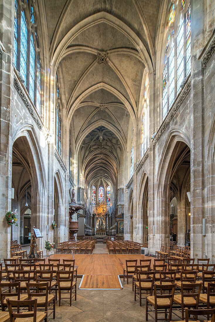 Sonnenlicht strömt in die Kirche Saint Merris und beleuchtet ihre gotische Architektur.