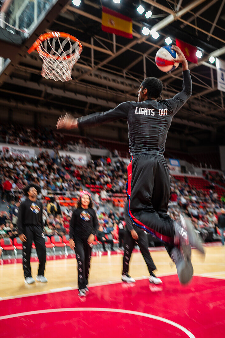 Die Harlem Globetrotters treten im Prinz-Felipe-Pavillon in Zaragoza, Spanien, auf