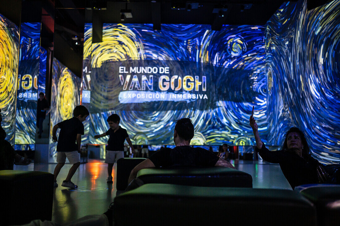 Die Welt von Van Gogh, eine einzigartige sensorische Erfahrung und Ausstellung im Nomad Immersive Museum, Madrid, Spanien