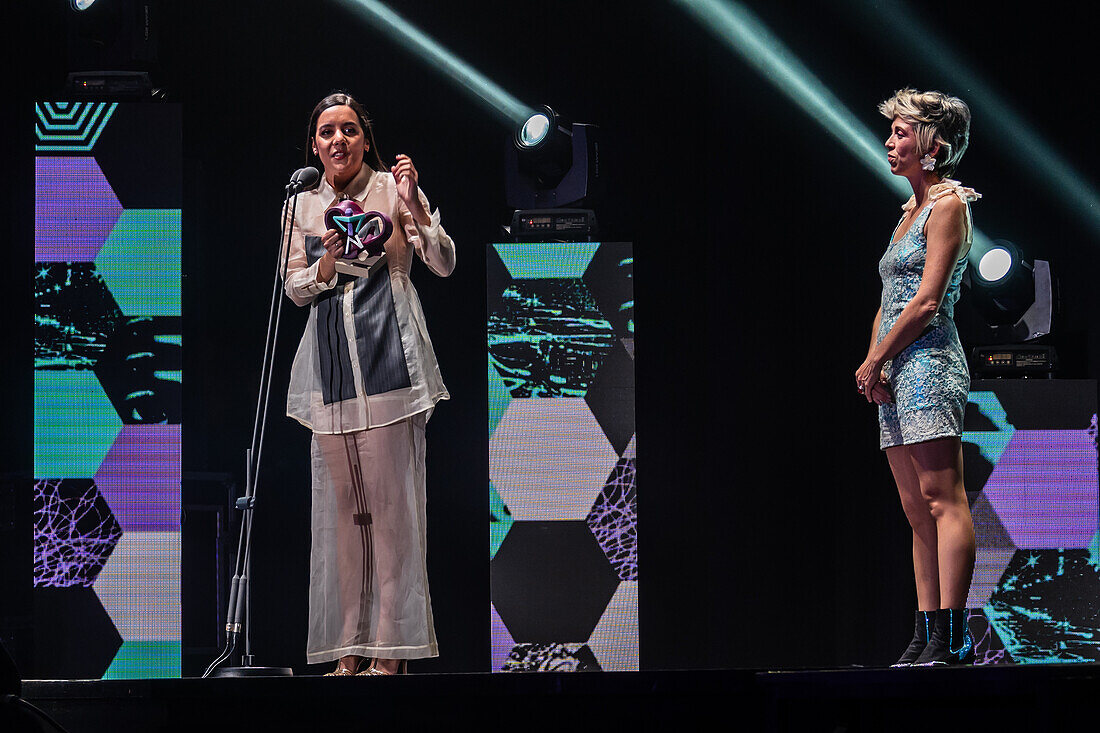 Valeria Castro, Gewinnerin der Preise für den besten Nachwuchskünstler und das beste Roots-Musik-Album bei den MIN Independent Music Awards 2024, Saragossa, Spanien