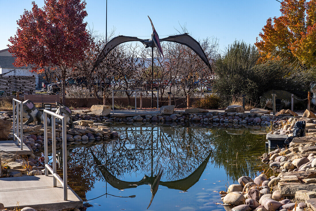 Lebensgroßes Modell eines Pterodaktylus im Dinosauriergarten. Utah Field House des Naturkundemuseums. Vernal, Utah.