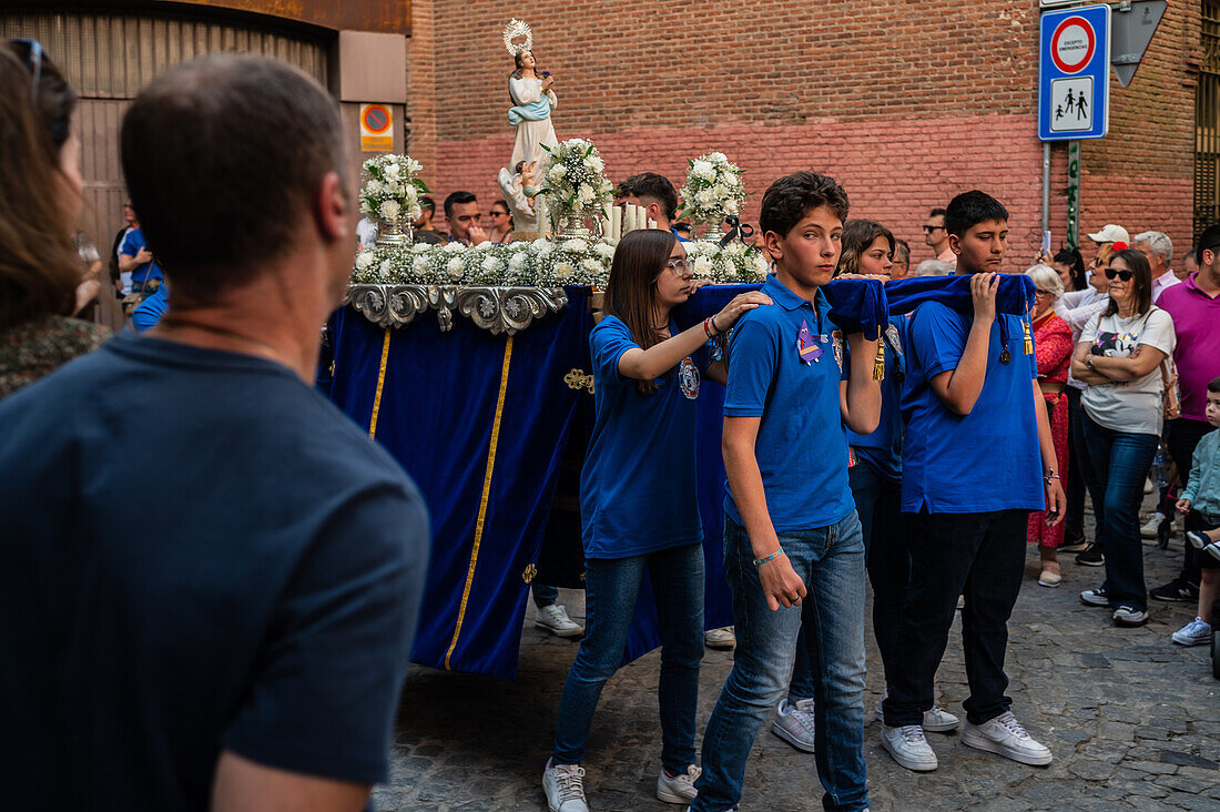 Zehnte Abfahrt des Cruz de Mayo, der Maikreuzprozession der Bruderschaft Jesus el Pobre, Madrid, Spanien.